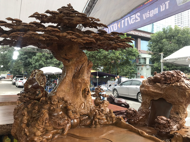 Chiêm ngưỡng bộ bàn ghế làm từ gỗ nu trai nặng 6 tấn, giá bán 4 tỷ đồng-3