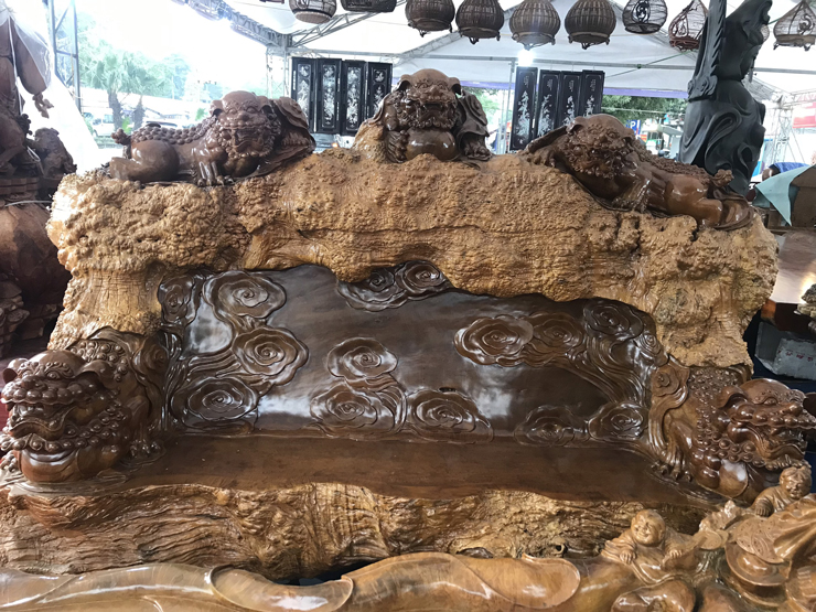 Chiêm ngưỡng bộ bàn ghế làm từ gỗ nu trai nặng 6 tấn, giá bán 4 tỷ đồng-5