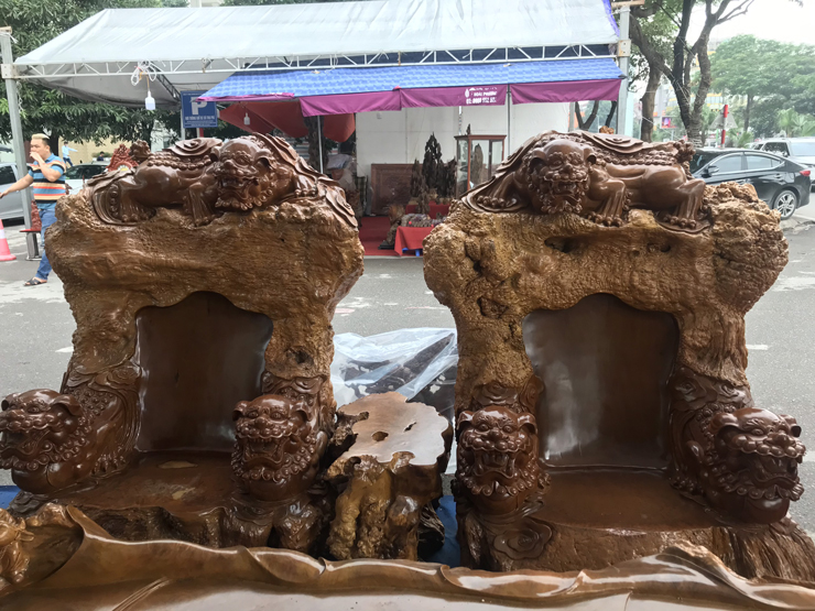 Chiêm ngưỡng bộ bàn ghế làm từ gỗ nu trai nặng 6 tấn, giá bán 4 tỷ đồng-6