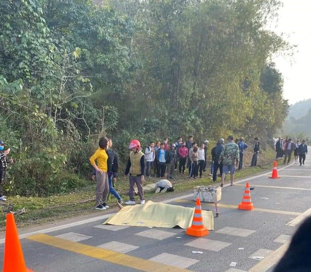 Tai nạn liên hoàn giữa xe máy và 2 ôtô, 2 người tử vong tại chỗ-1