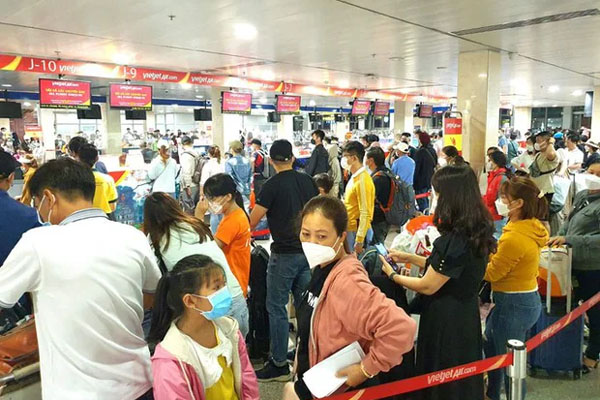 Phủ Tây Hồ đông nghịt người, không còn chỗ đặt lễ trong ngày mùng 6 Tết-15