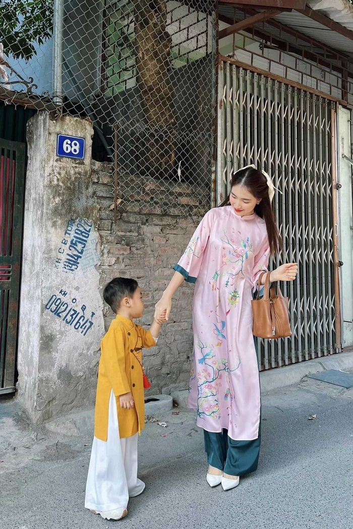 Hòa Minzy khoe ảnh chụp áo dài cùng con, ai nhìn bé Bo cũng bất ngờ-1