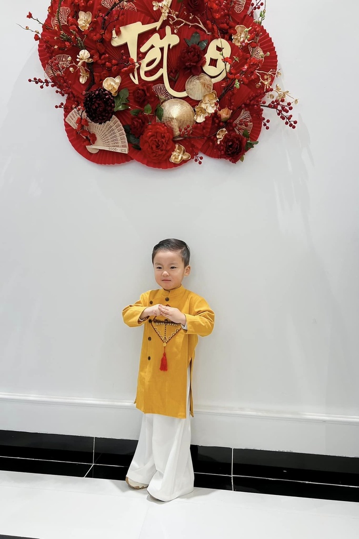 Hòa Minzy khoe ảnh chụp áo dài cùng con, ai nhìn bé Bo cũng bất ngờ-5