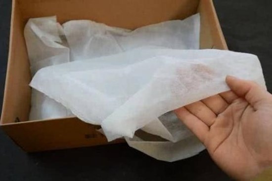 Mua giày 20 năm mới biết miếng giấy trắng đựng trong hộp giày có tác dụng như thế, nhiều người vứt đi phí quá