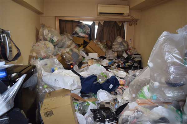 Cuộc sống trong những căn nhà đầy rác ở Nhật Bản-2
