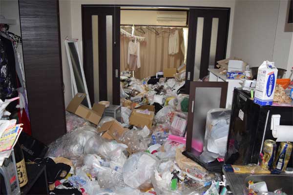 Cuộc sống trong những căn nhà đầy rác ở Nhật Bản-3