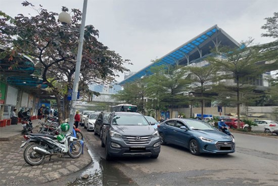 Ngày đầu làm việc, ô tô xếp hàng kín các trung tâm đăng kiểm ở Hà Nội