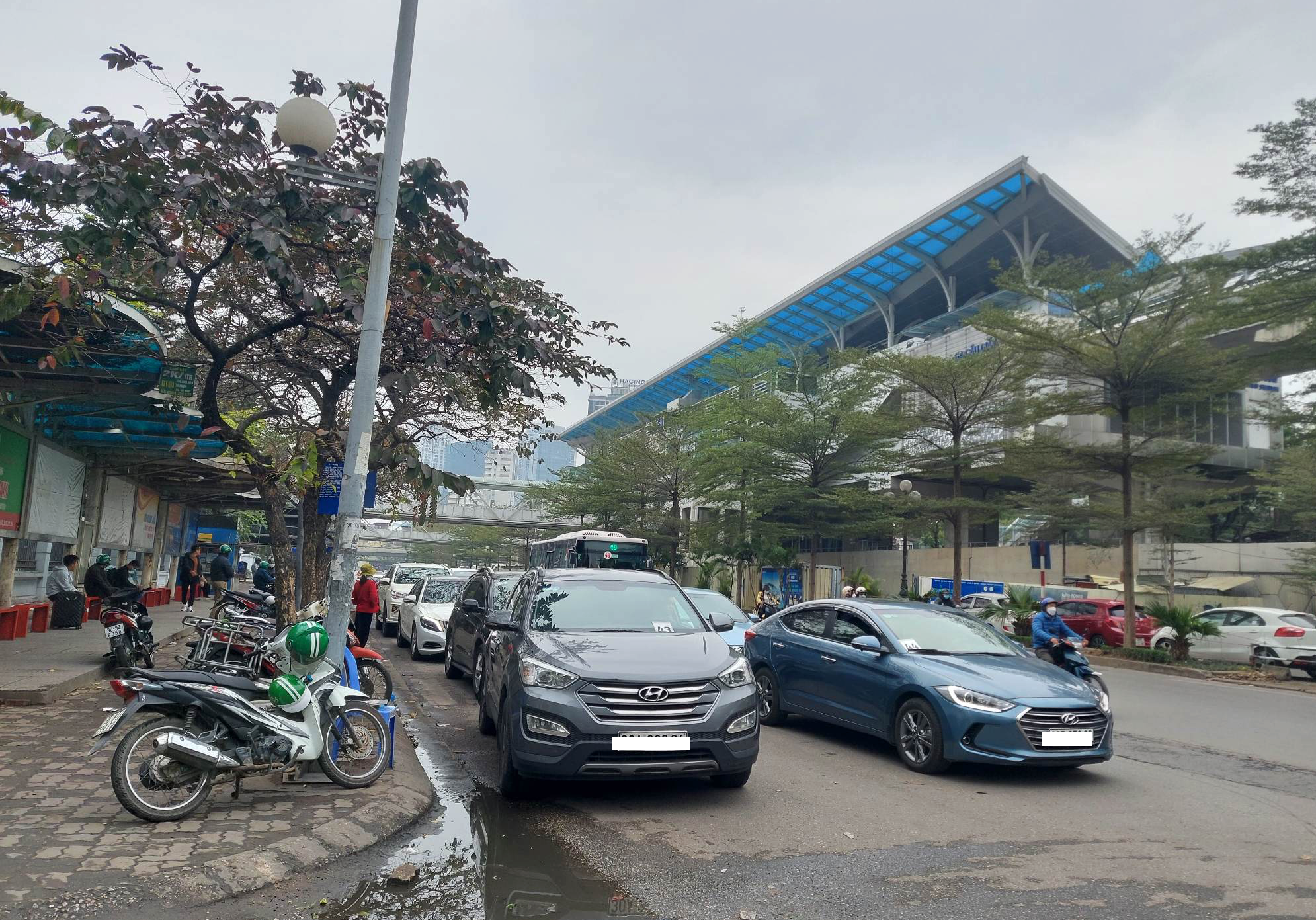 Ngày đầu làm việc, ô tô xếp hàng kín các trung tâm đăng kiểm ở Hà Nội-2