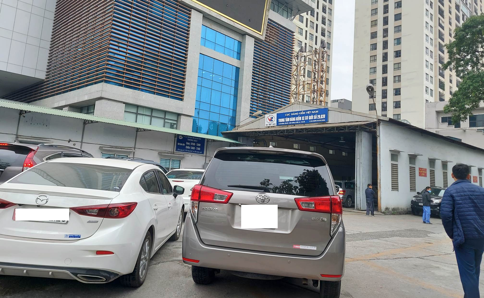 Ngày đầu làm việc, ô tô xếp hàng kín các trung tâm đăng kiểm ở Hà Nội-1