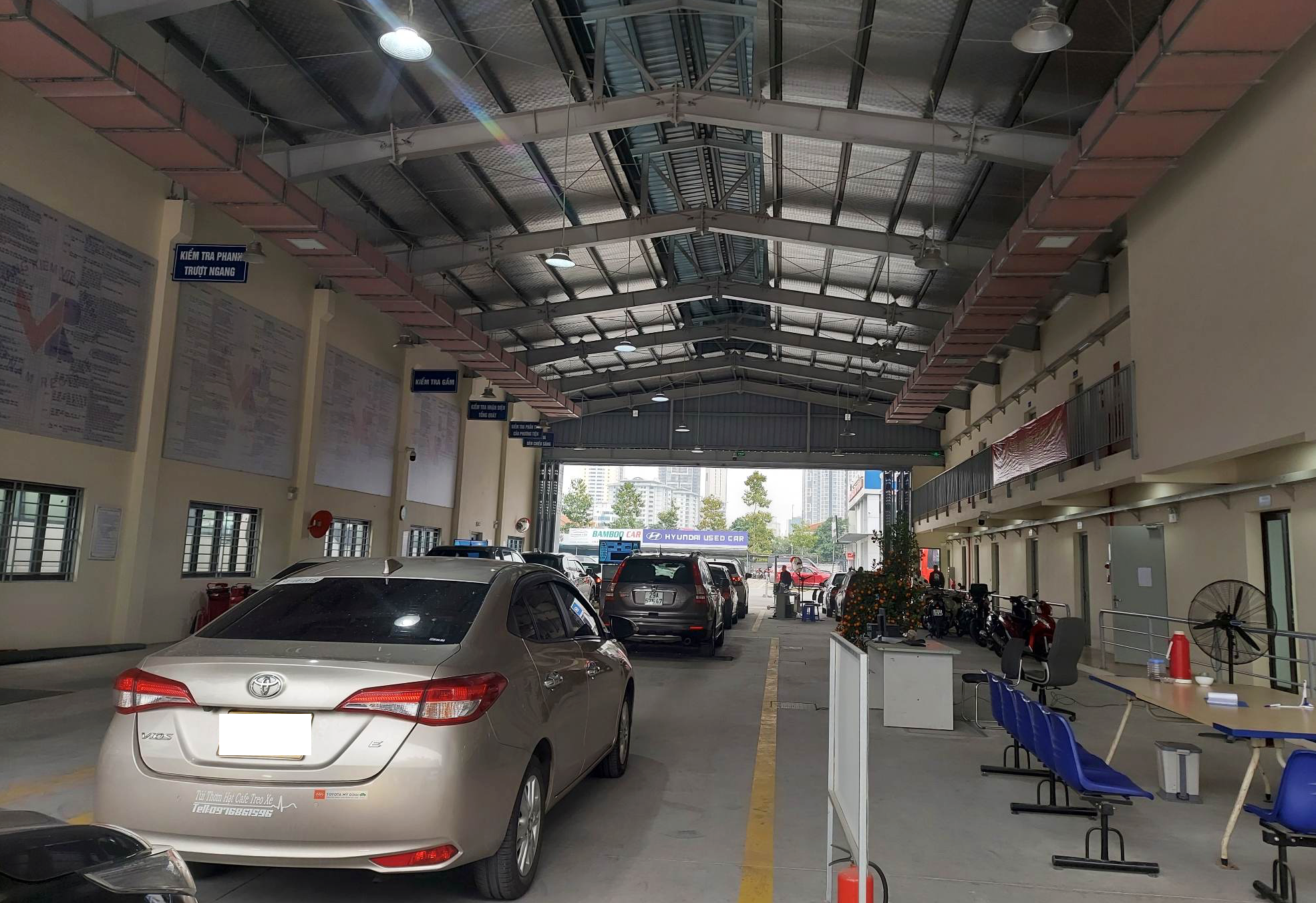 Ngày đầu làm việc, ô tô xếp hàng kín các trung tâm đăng kiểm ở Hà Nội-4