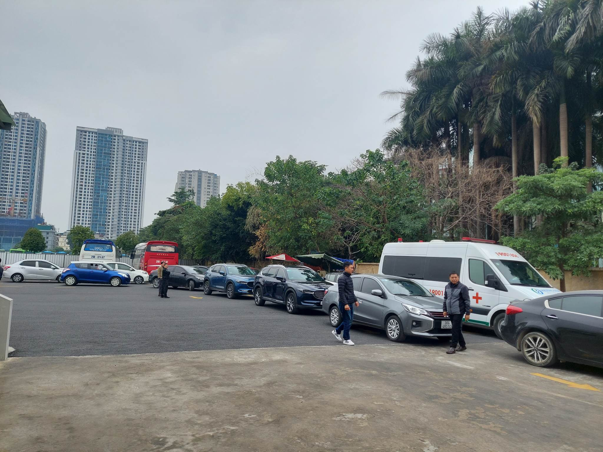 Ngày đầu làm việc, ô tô xếp hàng kín các trung tâm đăng kiểm ở Hà Nội-5