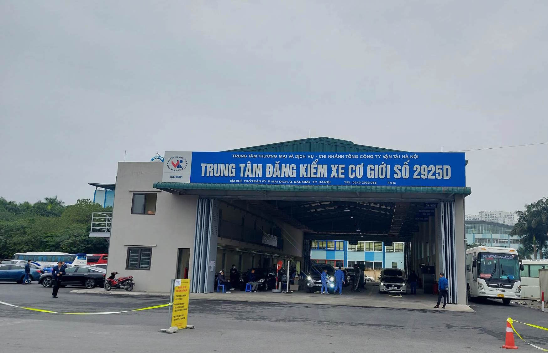 Ngày đầu làm việc, ô tô xếp hàng kín các trung tâm đăng kiểm ở Hà Nội-3