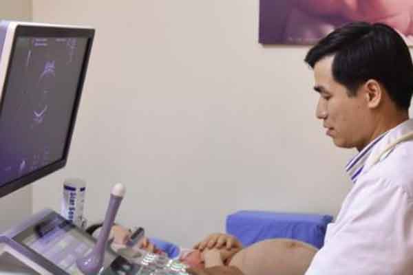 Hai mẹ con nguy kịch vì chồng mê tín không cho vợ đẻ ngày cuối năm-1