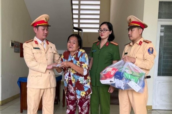 3 bà cháu bị nhà xe bỏ lại giữa đường vì thiếu tiền vé-1