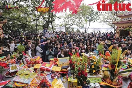 Phủ Tây Hồ đông nghịt người, không còn chỗ đặt lễ trong ngày mùng 6 Tết