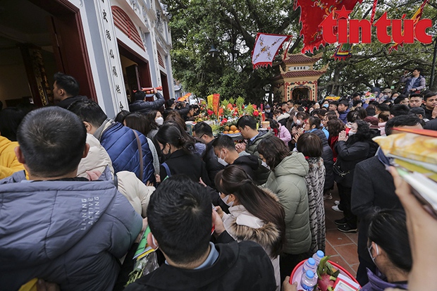 Phủ Tây Hồ đông nghịt người, không còn chỗ đặt lễ trong ngày mùng 6 Tết-5