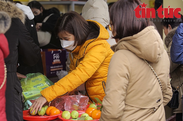 Phủ Tây Hồ đông nghịt người, không còn chỗ đặt lễ trong ngày mùng 6 Tết-3