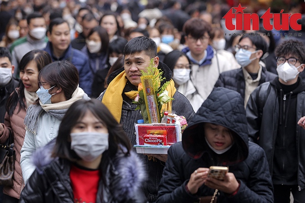 Phủ Tây Hồ đông nghịt người, không còn chỗ đặt lễ trong ngày mùng 6 Tết-2