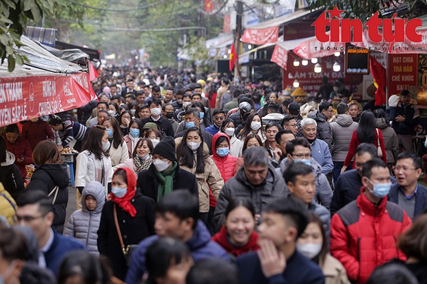 Phủ Tây Hồ đông nghịt người, không còn chỗ đặt lễ trong ngày mùng 6 Tết-1