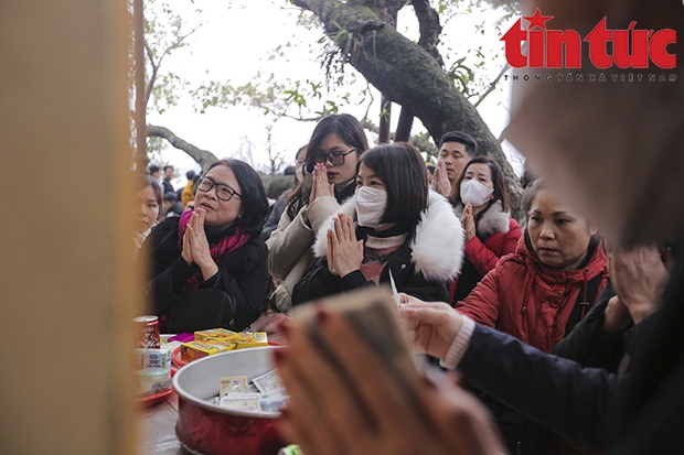 Phủ Tây Hồ đông nghịt người, không còn chỗ đặt lễ trong ngày mùng 6 Tết-13