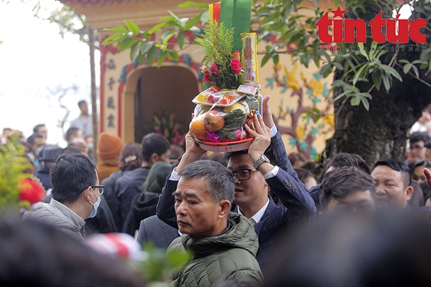 Phủ Tây Hồ đông nghịt người, không còn chỗ đặt lễ trong ngày mùng 6 Tết-12