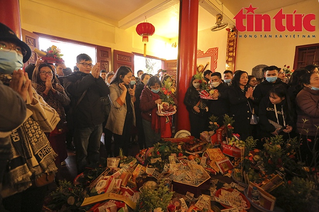 Phủ Tây Hồ đông nghịt người, không còn chỗ đặt lễ trong ngày mùng 6 Tết-11