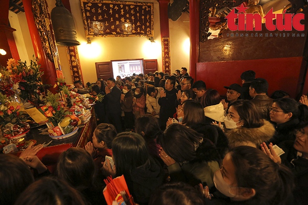 Phủ Tây Hồ đông nghịt người, không còn chỗ đặt lễ trong ngày mùng 6 Tết-10