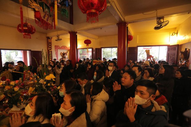 Phủ Tây Hồ đông nghịt người, không còn chỗ đặt lễ trong ngày mùng 6 Tết-9