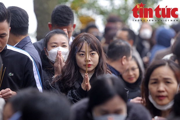 Phủ Tây Hồ đông nghịt người, không còn chỗ đặt lễ trong ngày mùng 6 Tết-8