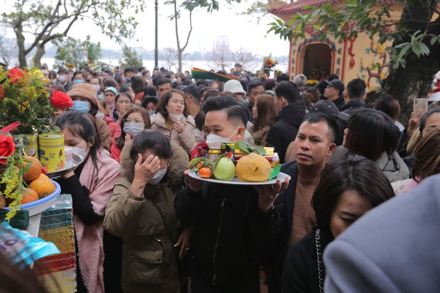 Phủ Tây Hồ đông nghịt người, không còn chỗ đặt lễ trong ngày mùng 6 Tết-7