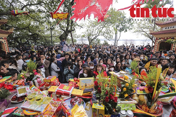 Phủ Tây Hồ đông nghịt người, không còn chỗ đặt lễ trong ngày mùng 6 Tết-6