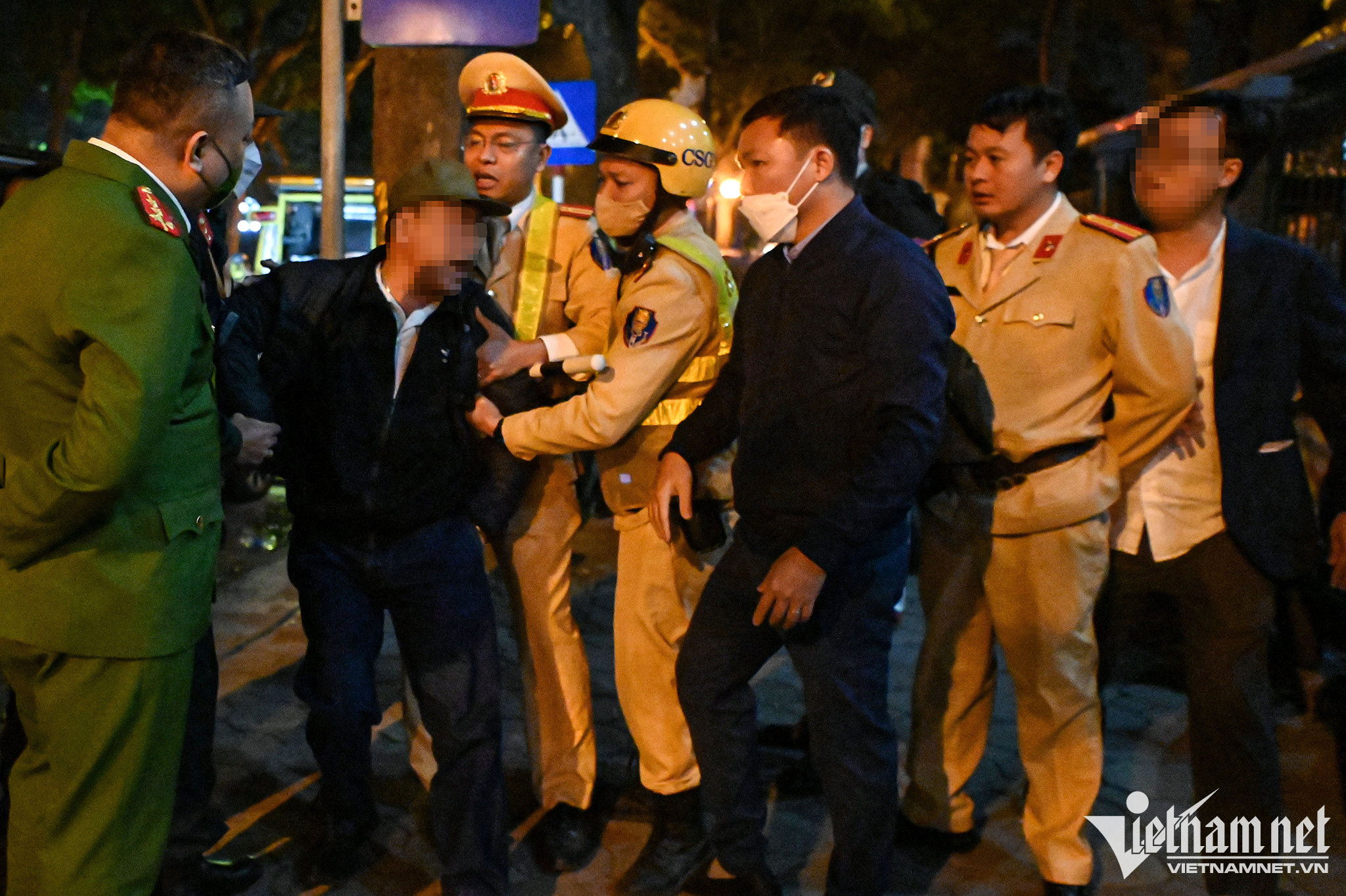 Công an triệu tập người đàn ông chửi bới tại chốt đo nồng độ cồn-2