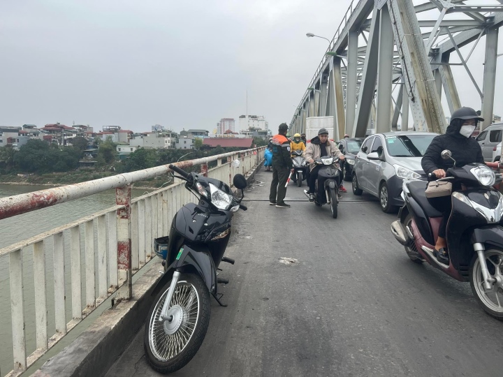 Buồn chuyện tình cảm, nam sinh lớp 9 nhảy cầu Chương Dương tự tử-1