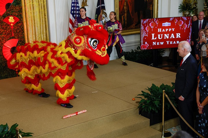 Ông Biden xem múa lân, cam kết hỗ trợ cộng đồng người Mỹ gốc Á-1