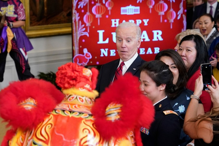 Ông Biden xem múa lân, cam kết hỗ trợ cộng đồng người Mỹ gốc Á-2