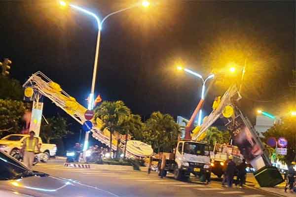 Khoảnh khắc cần cẩu xe tải tông sập cổng chào, tài xế may mắn thoát chết-1