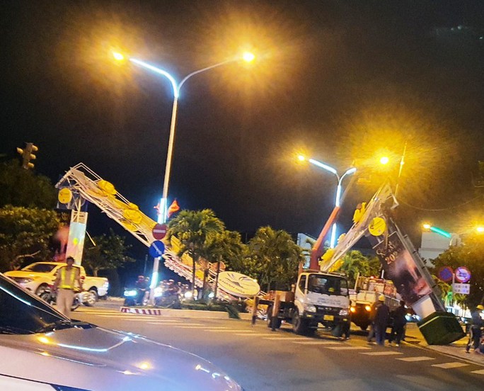 Sập cổng chào Tết ở TP Nha Trang, giao thông ách tắc nghiêm trọng-1
