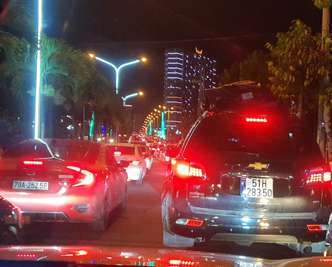 Sập cổng chào Tết ở TP Nha Trang, giao thông ách tắc nghiêm trọng-2