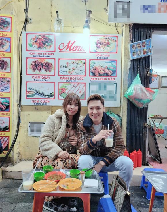 Mạnh Trường đưa bà xã đi ăn vỉa hè, tình cảm mặn nồng chẳng khác nào vợ chồng son-1
