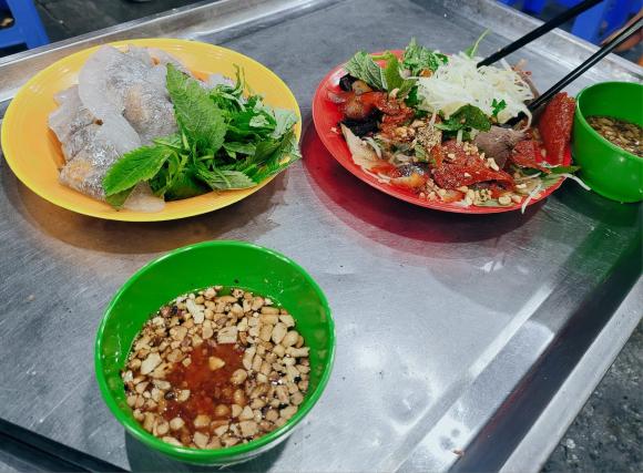 Mạnh Trường đưa bà xã đi ăn vỉa hè, tình cảm mặn nồng chẳng khác nào vợ chồng son-2