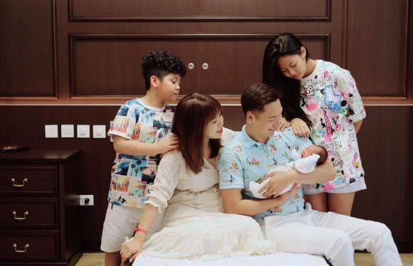 Mạnh Trường đưa bà xã đi ăn vỉa hè, tình cảm mặn nồng chẳng khác nào vợ chồng son-4