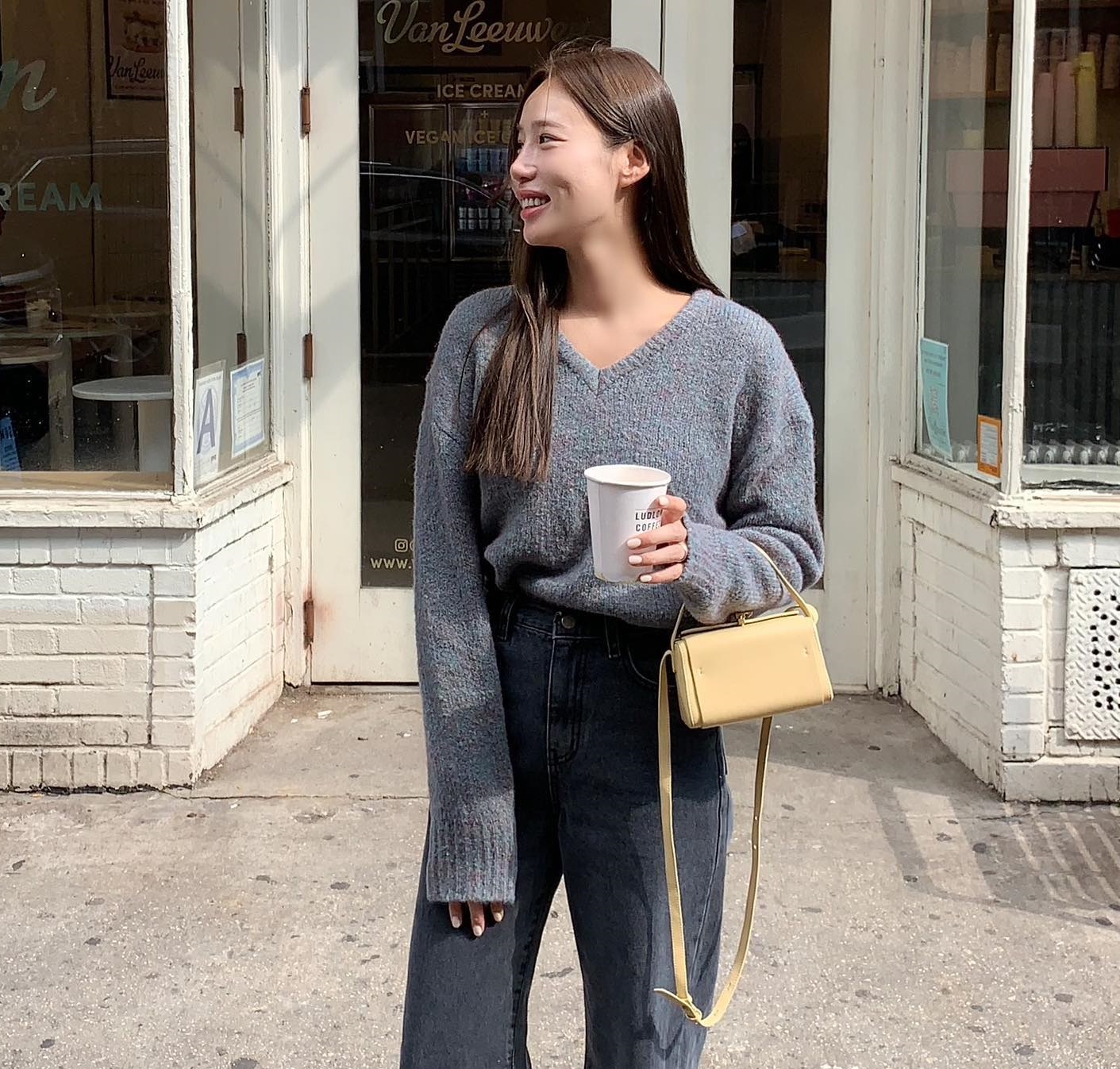 Bắt kịp xu hướng áo len trơn màu với 10 cách mix đồ-2