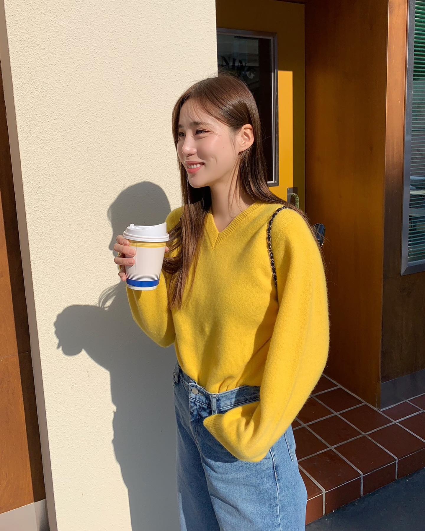 Bắt kịp xu hướng áo len trơn màu với 10 cách mix đồ-7