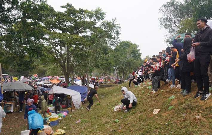 Cảnh Đánh nhau tưng bừng tại phiên chợ Chuộng độc nhất vô nhị ở xứ Thanh-4