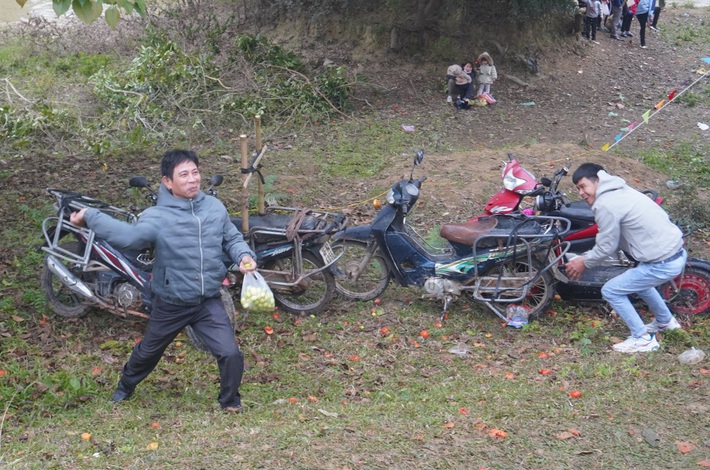 Cảnh Đánh nhau tưng bừng tại phiên chợ Chuộng độc nhất vô nhị ở xứ Thanh-10