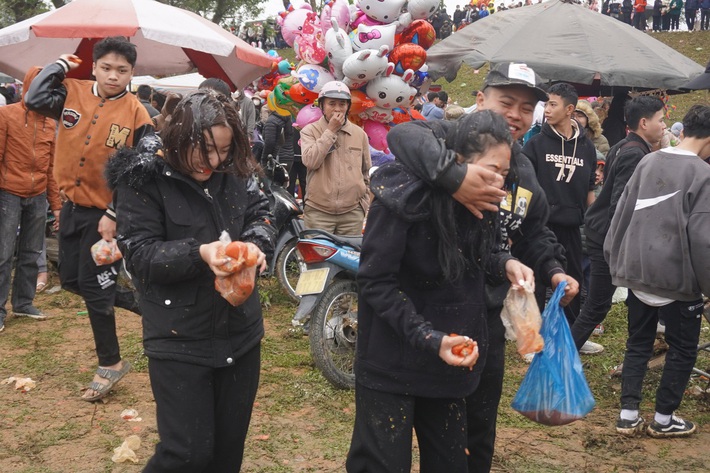 Cảnh Đánh nhau tưng bừng tại phiên chợ Chuộng độc nhất vô nhị ở xứ Thanh-11