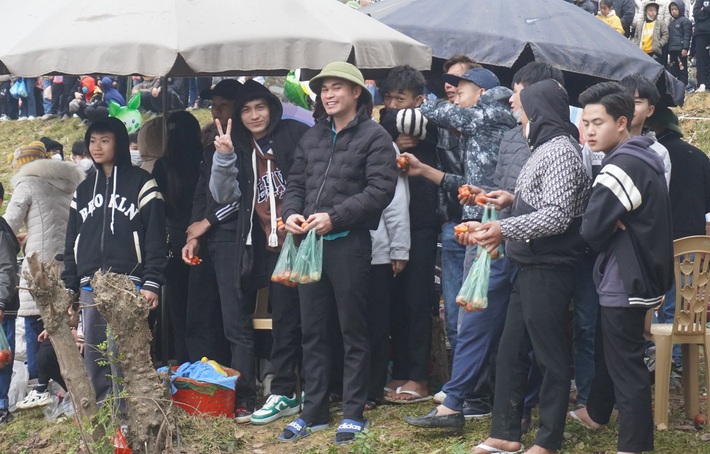 Cảnh Đánh nhau tưng bừng tại phiên chợ Chuộng độc nhất vô nhị ở xứ Thanh-5