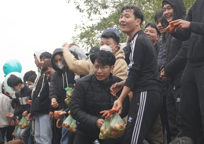 Cảnh Đánh nhau tưng bừng tại phiên chợ Chuộng độc nhất vô nhị ở xứ Thanh-6
