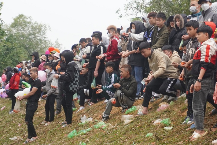 Cảnh Đánh nhau tưng bừng tại phiên chợ Chuộng độc nhất vô nhị ở xứ Thanh-7