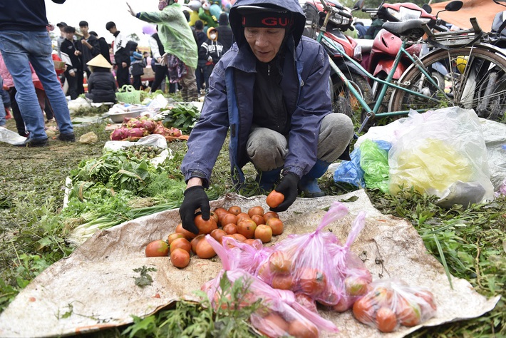 Cảnh Đánh nhau tưng bừng tại phiên chợ Chuộng độc nhất vô nhị ở xứ Thanh-8